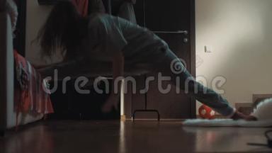 客厅里年轻的黑发女人滑倒在地毯上，不小心弄裂